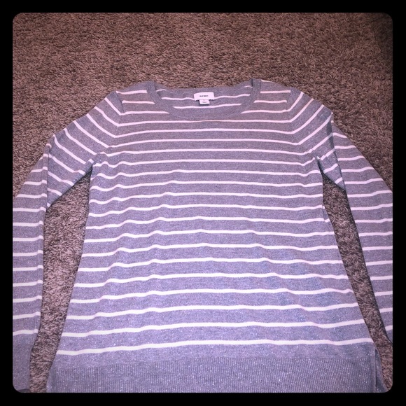 Gray and white long sleeve sweater. - Picture 1 of 1